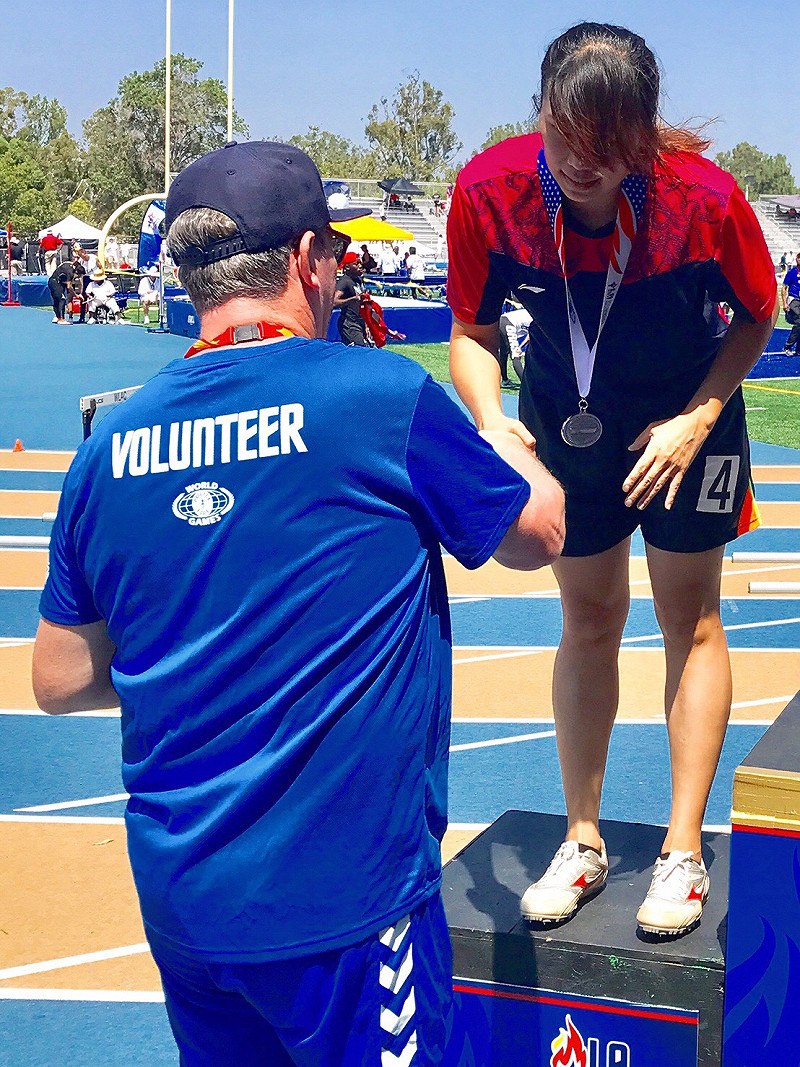 陳婉玲在世界警察消防運動會獲頒獎牌。&nbsp;&nbsp;&nbsp;圖 : 屏東縣政府/提供