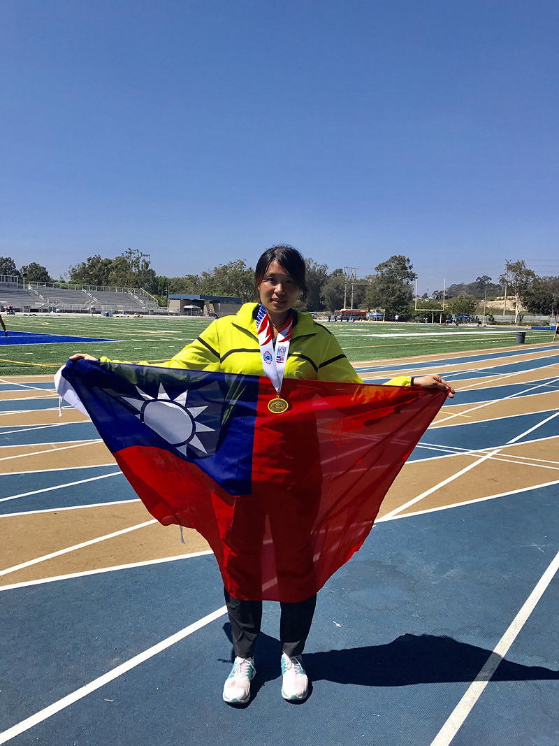 陳婉玲在比賽場地秀出我國國旗。&nbsp;&nbsp;&nbsp;圖 : 屏東縣政府/提供