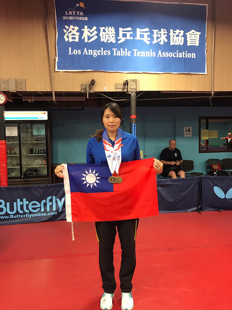 陳婉玲在比賽場地秀出我國國旗。&nbsp;&nbsp;&nbsp;圖 : 屏東縣政府/提供