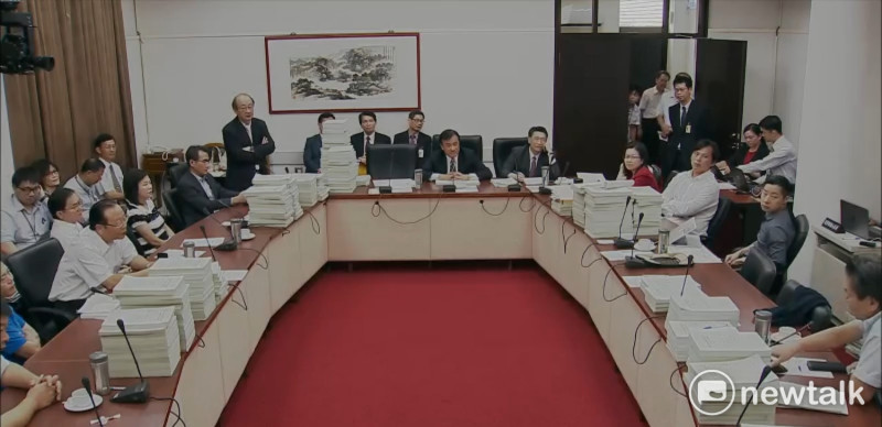 立法院臨時會今（24）天持續處理前瞻預算案，朝野花了一整天討論後續程序，最終初步達到共識，各黨團同意明天先進行國體法修正草案二、三讀。   圖：翻拍自立法院直播