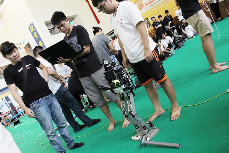 第一科大研發的大型機器人Aron參賽。   圖：高雄第一科大/提供