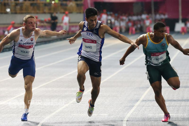 2017世大運田徑項目24日進入第2天賽程，中華隊楊俊瀚（中）在男子100公尺決賽跑出10秒22的成績，拿下金牌。    圖：中央社