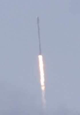 台灣首枚自主研製的衛星福衛五號，美國時間24日上午11時50分，在加州范登堡空軍基地（Vandenberg Air Force Base），由獵鷹9號（Falcon 9）火箭承載順利發射升空，象徵台灣太空計畫新紀元。   圖：中央社提供