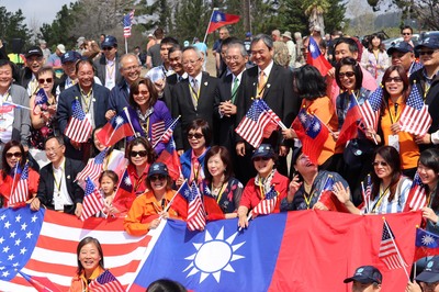 在場見證福衛五號發射升空歷史性一刻的台美兩國人士，還展開兩國國旗，歡欣慶祝。   圖：中央社提供