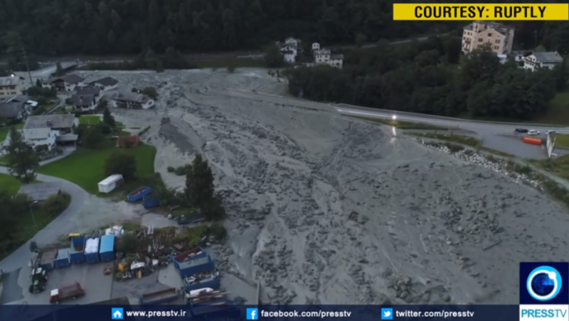 瑞士與義大利邊境附近的格勞賓登州邦德斯卡地區，發生阿爾卑斯山走山事件，土石流幾乎毀了整個村。   圖：翻攝PRESS TV