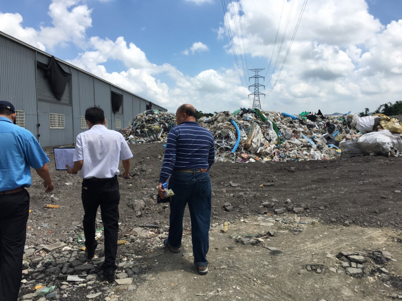 大社區尖山腳段遭非法棄置場址-廢棄物清理前。   圖：高雄市環保局提供