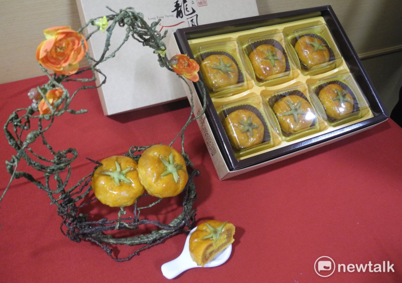 今年的新北市蛋黃酥節有柚子、蕃茄、柿子等各種造型及口味。   圖：王峻昌/攝