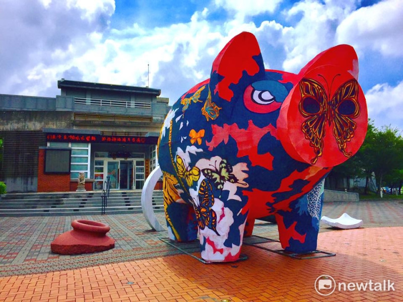 現在在新竹縣文化局戶外文化廣場就有一尊5米高的彩繪神豬，搭配上藍天白雲，成就超美打卡畫面，讓你的IG、FB被讚爆！   圖：杜聖聰／攝