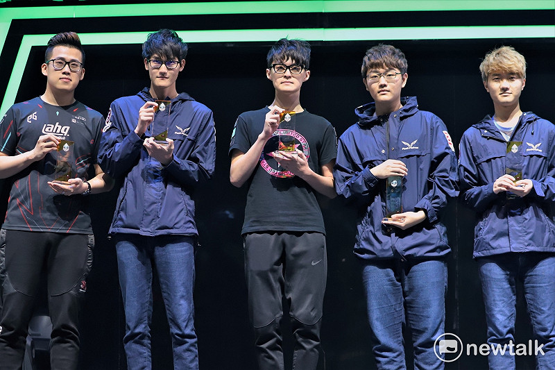 LMS夏季第一隊上路是ahq Ziv、打野是FW Karsa、中路是JT FoFo、AD是FW Betty、輔助是FW SwordArT。   圖：蔡幸秀/攝