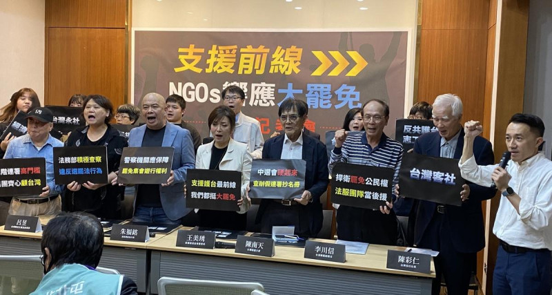 由70個民間團體今日在立法院舉行「支援前線-NGOs響應大罷免」行動記者會，出席者前排包括台灣轉型正義理事呂昱、人本教育基金會執行長馮喬蘭、黑熊學院執行長諸福銘、辜寬敏基金會董事長王美琇、台獨聯盟主席陳南天、台灣派聯盟副總召李川信、台灣社社長陳彩仁及辜寬敏基金會副執行長楊宗澧。   圖：林朝億/攝