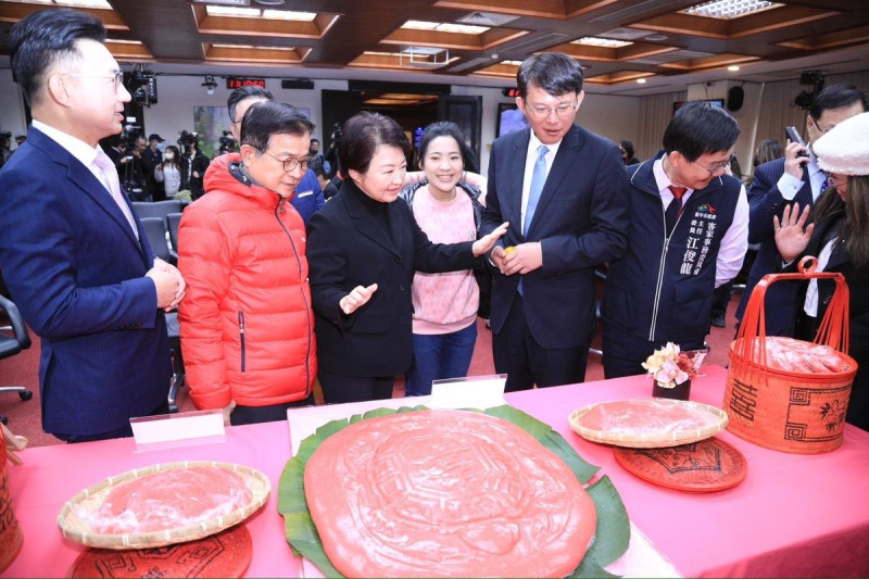 台中市長盧秀燕2月6日赴立法院為新丁粄節宣傳，黃國昌亦出席捧場。   圖：台中市政府/提供