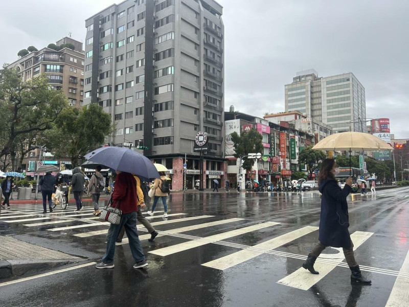 這波濕冷還沒完，氣象專家林老師氣象站指出，明天，大陸冷氣團開始南下，各地天氣立馬再度轉冷，預估要持續到週六溫度才會明顯回升。   圖：林岑韋／攝