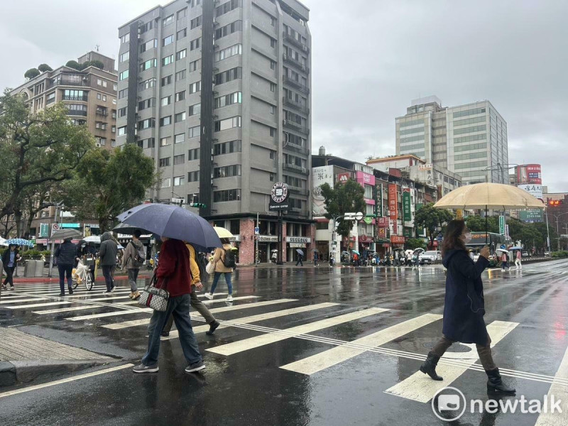 今(4)日鋒面快速通過，環境水氣增多，天氣轉趨不穩定，全台各地都有降雨發生機率。   圖：林岑韋／攝