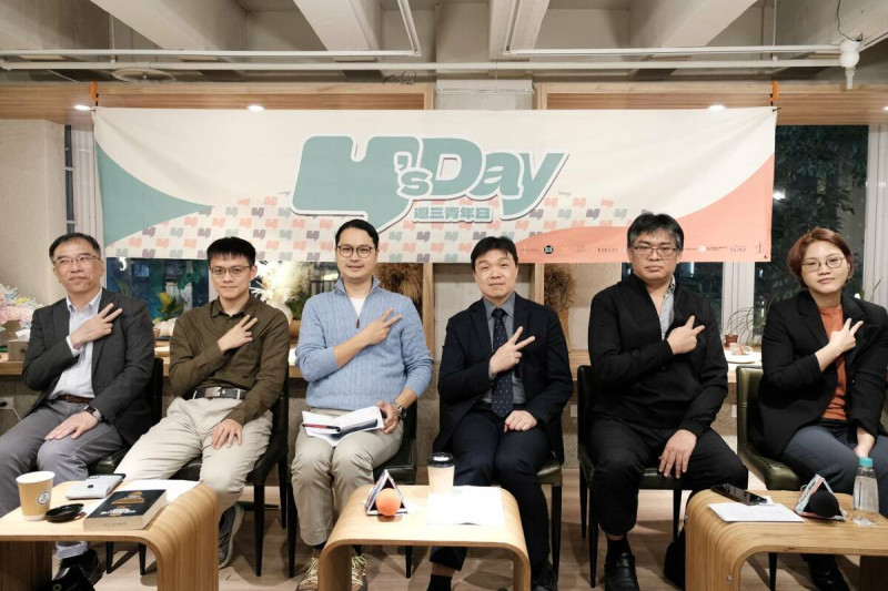 Y’s Day「週三青年日」5日晚上舉辦第95場「健康交流還是政治工具？兩岸觀光2.0，旅遊安全誰說了算？」舞台上由左至右依序為陳俐甫、陳方隅、馬準威、沈有忠、王國臣、郭玫岑。   圖：Y’s Day「週三青年日」提供