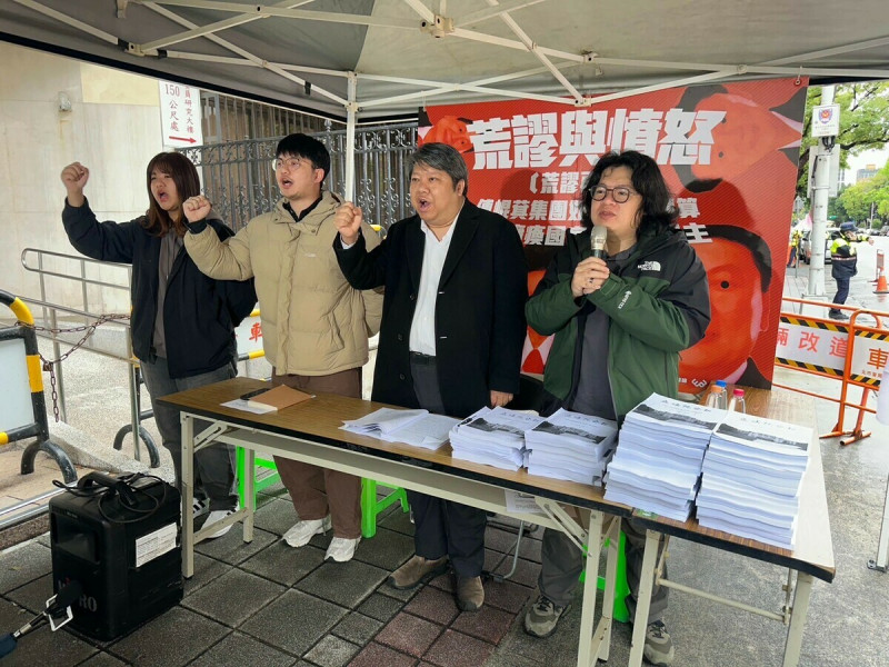 台灣經濟民主連合及台灣公民陣線連續2天在立院前舉辦「荒謬再現」行動。   圖：台灣經濟民主連合提供