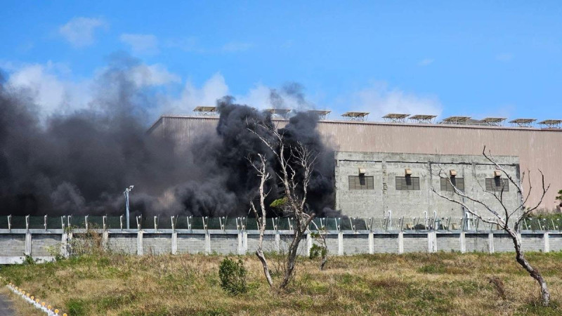 核三廠今日發生火警，廢棄冷卻水塔冒出濃煙，台電表示已迅速撲滅，無影響發電、核安與人員安全。   圖：翻攝自潘芳泉 臉書專頁