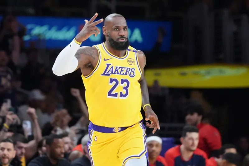 ▲「詹皇」LeBron James在上一場比賽，成為NBA美國職籃（National Basketball Association）史上首位在例行賽與季後賽累計達成生涯50000分的球員。（圖／美聯社／達志影像）   