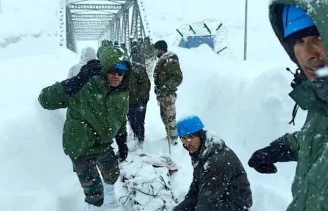 印軍在大雪天中搶修中印邊界喜馬拉雅公路。   圖 : 翻攝自湘評中外