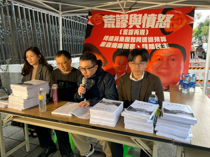 民團朗讀立法院關於中央政府總預算審查的院會公報紀錄，要讓人民了解「傅崐萁集團」如何透過預算審查癱瘓國家、踐踏民主。   圖：經民連提供