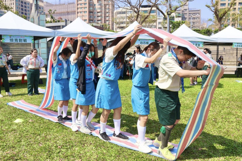 童軍們透過闖關遊戲考驗團隊精神。   圖：高雄市教育局/提供