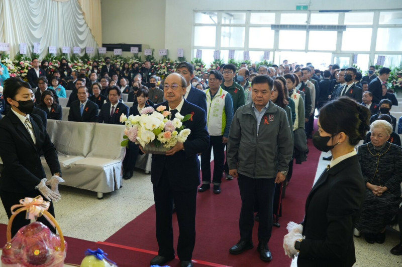 柯建銘率民進黨黨公職向柯父獻花致意。   圖：民眾黨提供