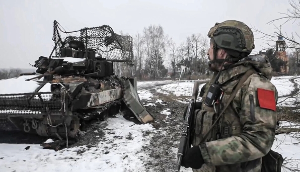  俄軍進攻烏軍，付出慘烈的代價。圖為一名俄軍看著被烏軍打爆的裝甲車。 圖 : 翻攝自熊熊講堂 