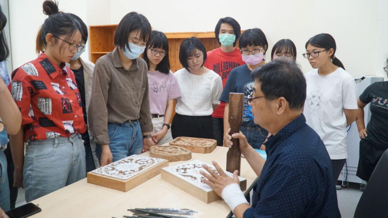 陳啓村長期投入工藝美術的推廣，與各地許多文化單位合作進行演講開課，更在國立臺南藝術大學、國立成功大學等單位開課並獲聘為教授，於大學體系傳承木雕技藝，鼓勵年輕人積極創作。   圖：陳啟村提供