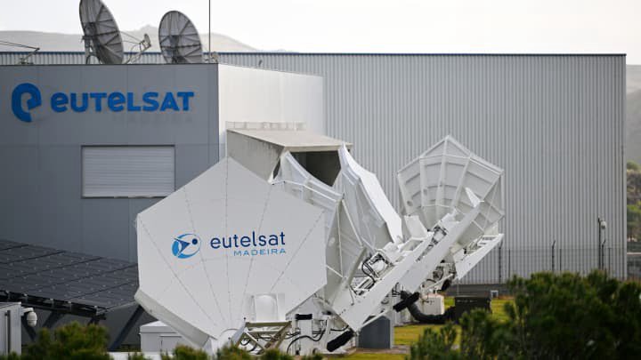 法國衛星運營商 Eutelsat 的股價近期上漲了近 390%，顯示出市場對於星鏈替代方案的期待。   圖:翻攝自X帳號@Lawrenc09874431