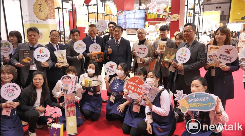 東京國際展示場盛大登場，今年「臺南隊」由市長黃偉哲親自領軍，以「優選臺南 世界交陪」為主題，集結多家農漁會、水產、鮮果貿易商、加工廠等優質業者，精心挑選超過100多種臺南特色產品，全力進軍國際市場，向全球展現臺南的獨特魅力與美味。   圖：台南市政府提供