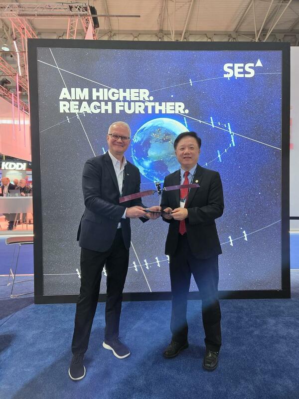 中華電董事長簡志誠率隊參加MWC 2025世界行動通訊大會，與Eutelsat（OneWeb）、SES、Kuiper等多家衛星業者洽商衛星合作議題。   圖: 中華電/提供