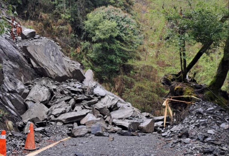 通往大霸尖山的大鹿林道東線5.2K受大雨影響，發生坍方落石，車輛無法通行，雪霸國家公園管理處表示，已通知開口合約廠商進場搶修。   圖：翻攝自雪霸國家公園管理處官網