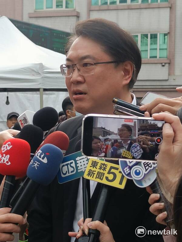 民進黨祕書長林右昌開場前表示，希望台中市長盧秀燕能看到藍白兩黨在國會亂搞，她做為台中市大家長能告訴國民黨黨主席朱立倫「我們錯了！」未來做錯的事可以矯正過來。   圖：唐復年／攝