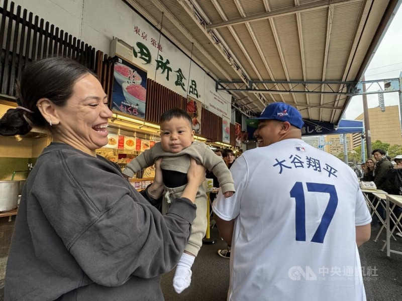 美國職棒大聯盟洛杉磯道奇隊與芝加哥小熊18日將於東京巨蛋舉行海外開幕戰，許多道奇球迷跟到東京來觀賽。15日在東京築地場外市場有一位來自洛杉磯的美國男士穿著大谷翔平球衣，對中央社記者表示自己是大谷的大粉絲。中央社記者楊明珠東京攝 114年3月15日   