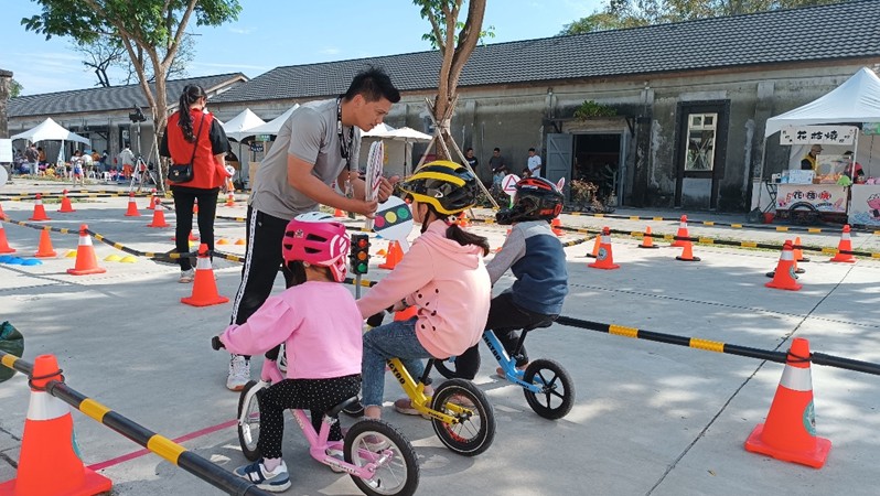 旗糖農創園區規劃兒童節連假舉辦「山城小騎士滑步車競賽」。   圖：高雄市都發局/提供