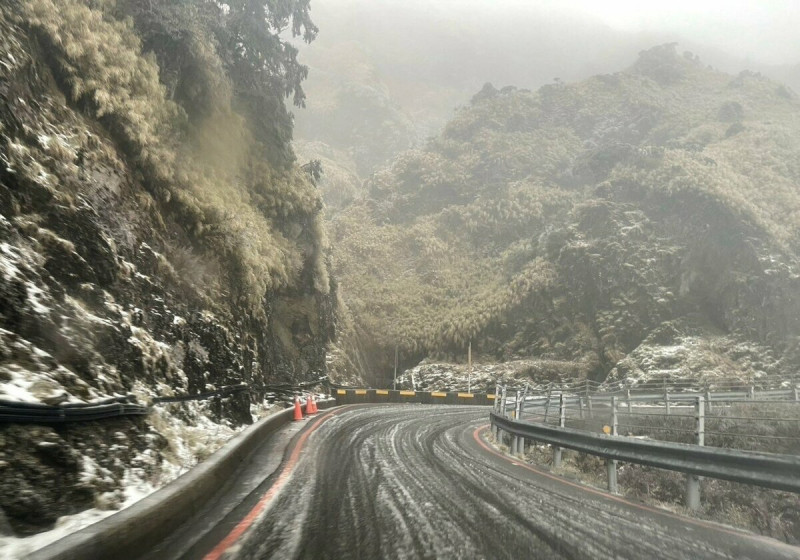 公路局表示，將於今日晚間18時起，預警性封閉台14甲線合歡山翠峰至大禹嶺路段。    圖：公路局／提供