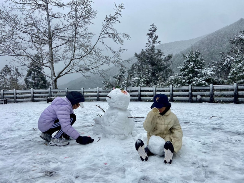 太平山遊樂園區今日降下罕見的三月雪，還有遊客利用地面積雪堆起雪人。   圖：太平山國家森林遊樂園臉書