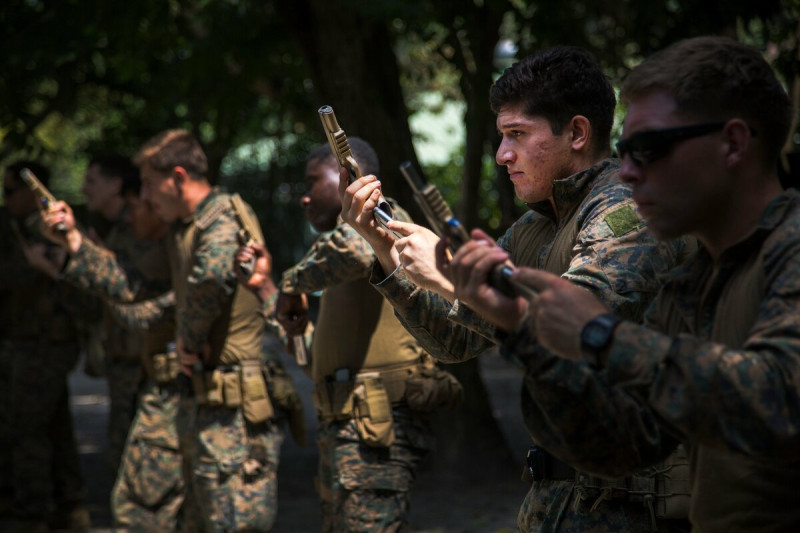 自2023年以來，美國的支援包括駐紮在菲律賓的特遣部隊、海軍陸戰隊的無人機、海軍對有爭議海域的飛越、在呂宋島北部戰略部署的陸軍「颱風」中程飛彈及無人水面艦艇的轉移。   圖:翻攝自X帳號@DeptofDefense