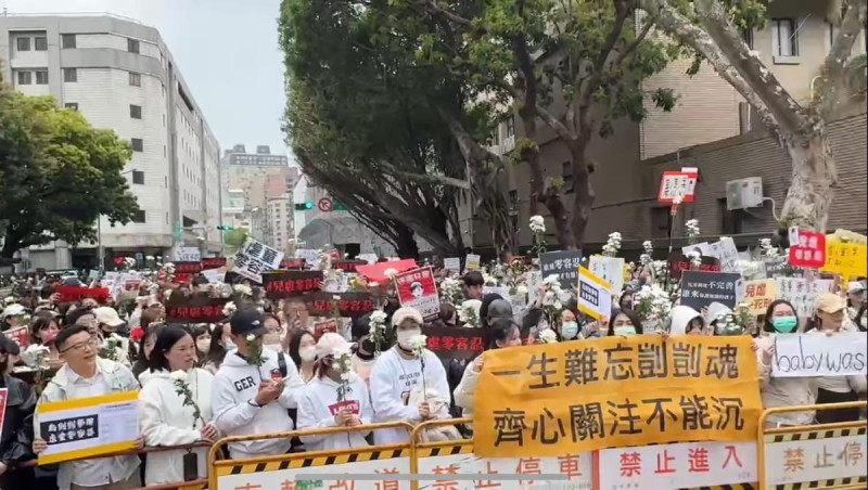 今日北院外聚集不少到場聲援剴剴的民眾，大家在手中拿著白色雛菊、舉著牌子，並在劉姓保母姐妹囚車抵達之際，隨即激憤怒吼「惡毒保母，唯一死刑」。   圖：翻攝自陳思宇臉書