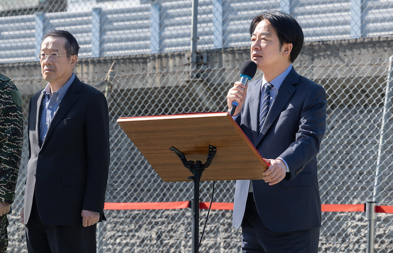 賴清德總統今（21）日上午9點15分勗勉「立即備戰操演部隊-衛戍第二戰鬥隊」，宣布政府將分三級提升志願役勤務加給，以及戰鬥部隊加給，將在4月1日正式生效實施。   圖：總統府提供