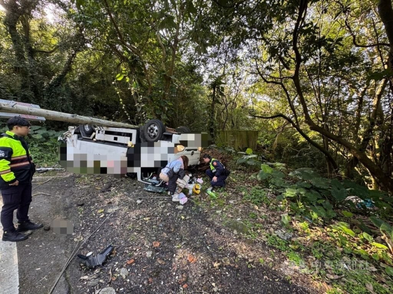 台北市陽明山附近文化大學後山巷弄21日發生民間垃圾車翻覆意外，警消初步調查，45歲李姓女子開垃圾車下山時疑煞車失靈擦撞路旁電線桿，造成車輛翻覆。（翻攝畫面）中央社記者劉建邦傳真  114年3月21日   