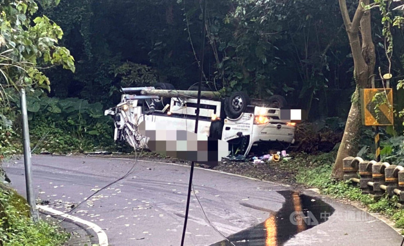 台北市警消21日上午獲報，陽明山有汽車翻覆意外，派員到場發現，由李姓女子駕駛的民間垃圾車疑因煞車失靈，在下山方向時，不慎撞到電線桿後，導致車輛翻覆，所幸駕駛輕傷酒測值為零，詳細車禍原因待調查。（翻攝畫面）中央社記者劉建邦傳真 114年3月21日   