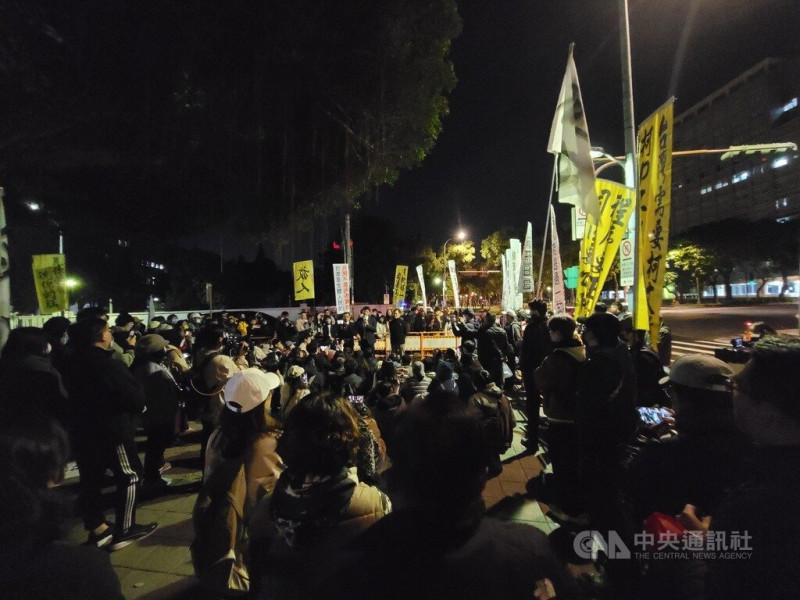 台北地方法院20日首度提訊在押的前台北市長柯文哲，歷經6個小時的訊問，庭訊結束，柯文哲還押看守所。民眾黨立委黃國昌等人與支持者深夜聚集於法院附近，拿著標語手板與旗幟聲援。中央社記者謝幸恩攝 114年3月21日   