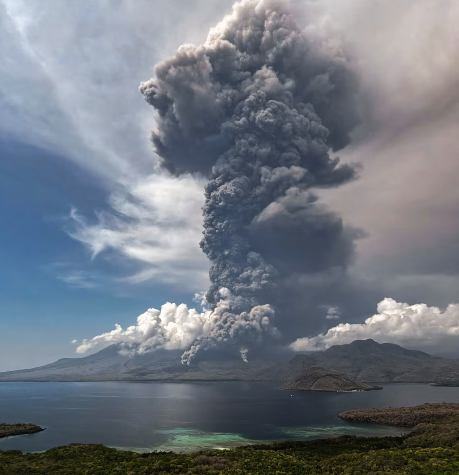 印尼火山（Mount Lewotobi Laki-Laki）爆發。   圖： X@airnews_tvm