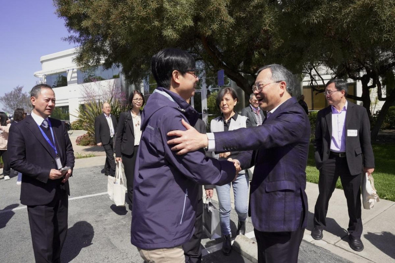 陳其邁(前排左)到訪超微總部，董事長梁見後(前排右)親自迎接。   圖：高雄市經發局/提供