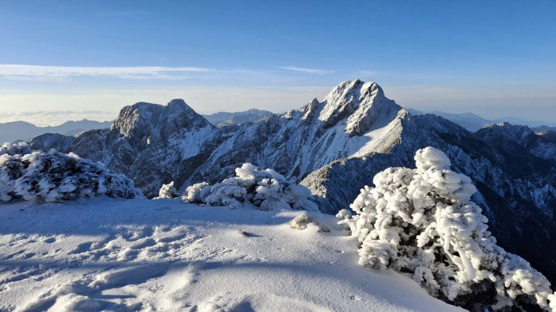 受前幾日強烈大陸冷氣團和水氣通過影響，玉山主峰、太平山、合歡山等高海拔地區18日起接連降雪。   圖：中央氣象署／提供