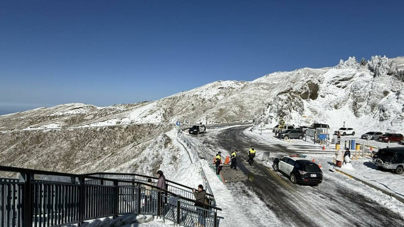 中橫路況交通資訊站中午也曬出合歡山路況，分享合歡山上仍有積雪。   圖：翻攝自中橫路況交通資訊站臉書