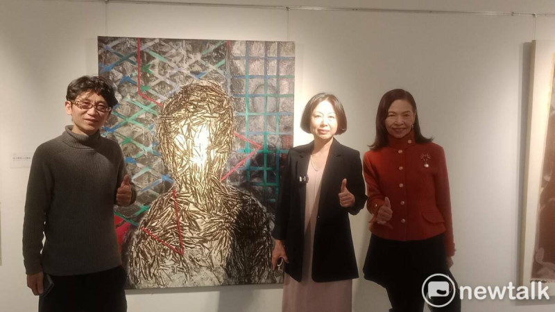 左起子題展策展人之一蔡仁德、高雄市現代畫學會理事長王富娘及子題展策展人之一雷紫玲。   圖：孫家銘攝