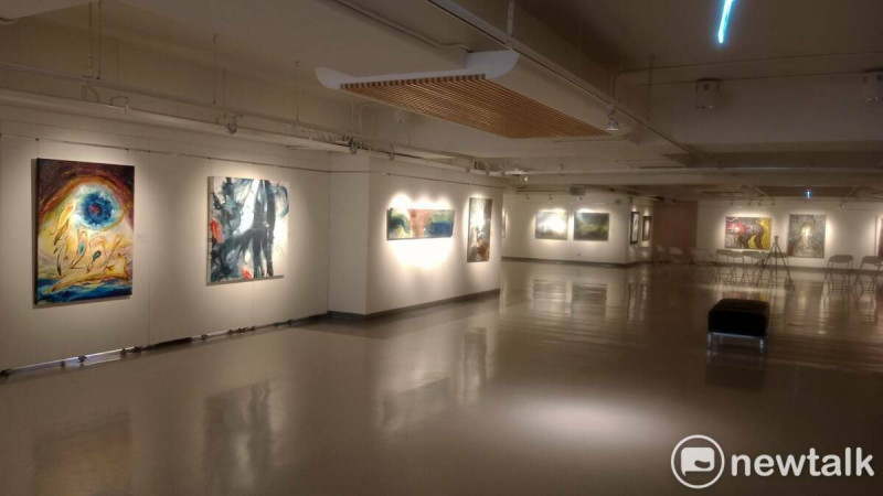 高雄市現代畫學會盛大舉辦雙年大展「邊陲的中央-挑戰AI的思維」。   圖：孫家銘攝