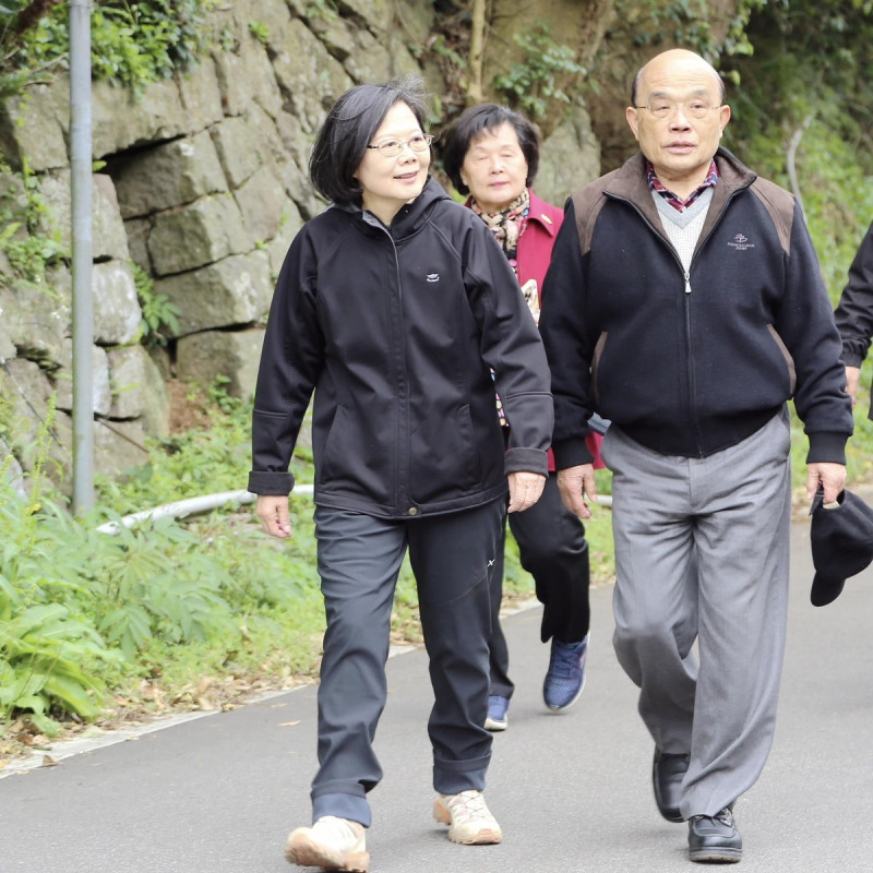 前總統蔡英文與前行政院長蘇貞昌結伴爬山。   圖：翻攝「臉書」蔡英文 Tsai Ing-wen粉絲專頁