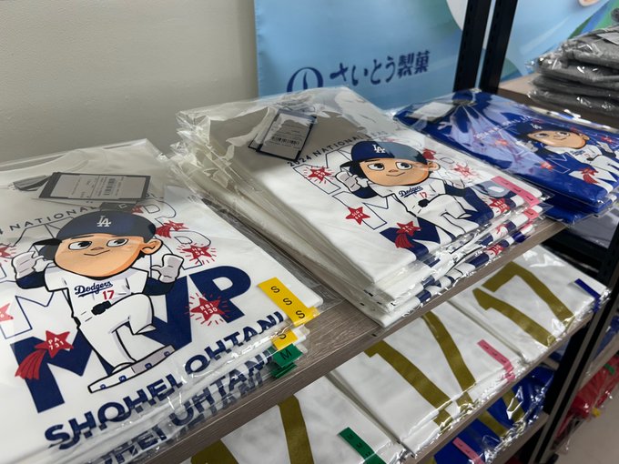 大谷翔平球衣與東京限定徽章成為東京巨蛋官方商店中最搶手的品項。   圖：翻攝自X帳號@hna_airport